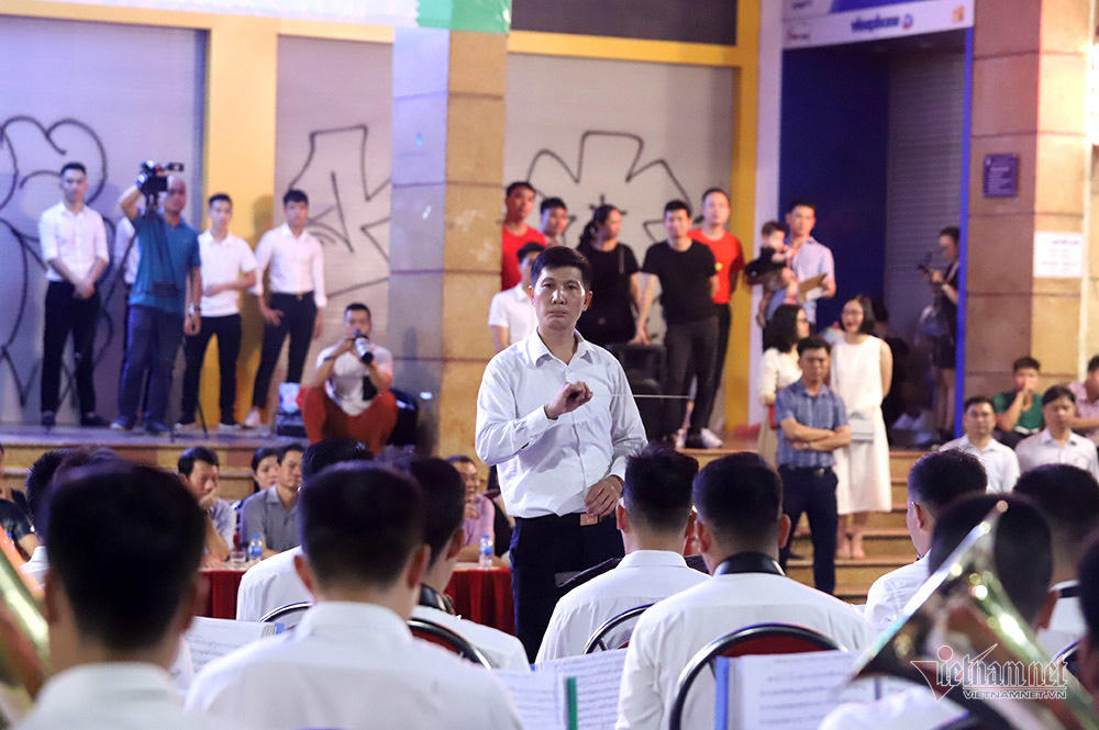 Đại tướng Tô Lâm mang dàn kèn làm rộn ràng phố đi bộ Hồ Gươm