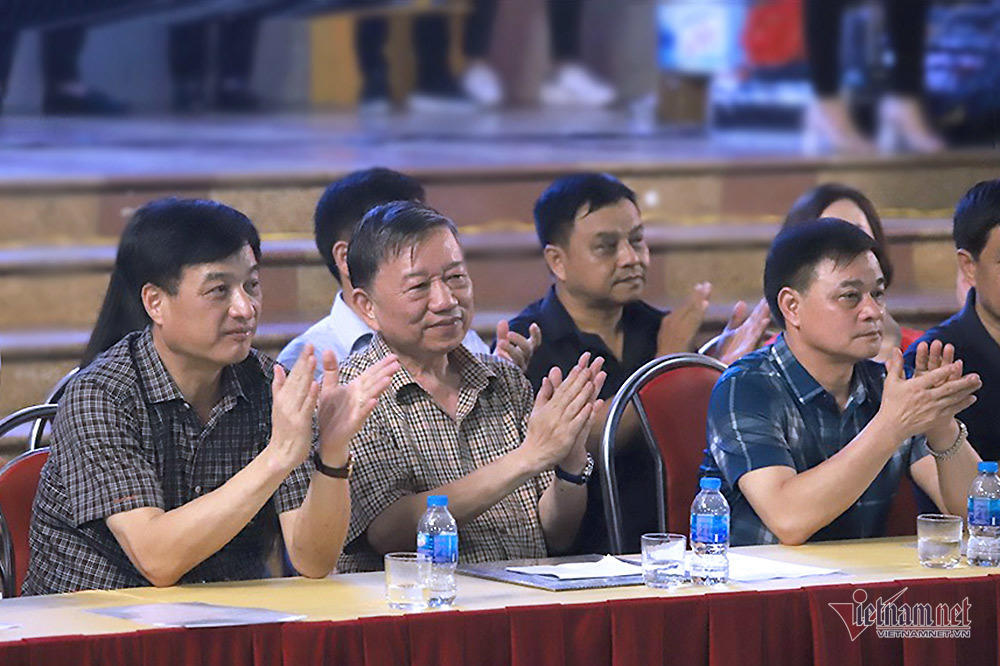 Đại tướng Tô Lâm mang dàn kèn làm rộn ràng phố đi bộ Hồ Gươm