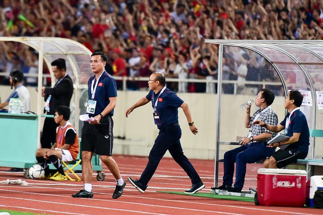 Cảm xúc đặc biệt của HLV Park Hang Seo trong chiến thắng trước Malaysia - 11