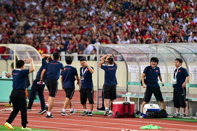 Cảm xúc đặc biệt của HLV Park Hang Seo trong chiến thắng trước Malaysia - 6