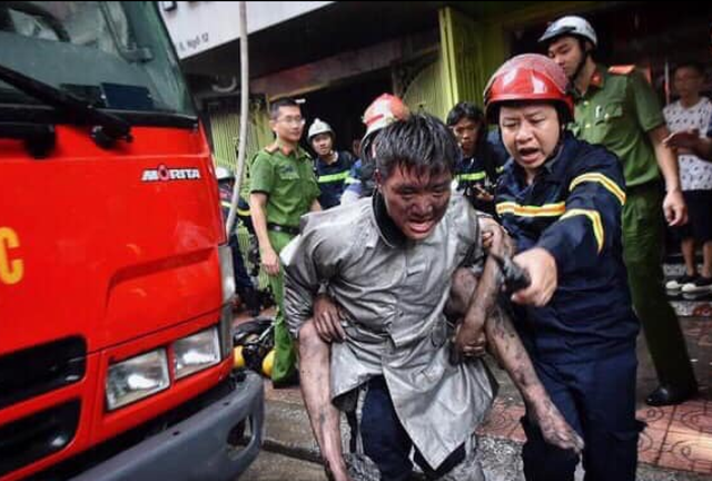 Được cứu sống trong đám cháy, chàng trai trẻ cõng chiến sỹ từng... cõng mình - 1