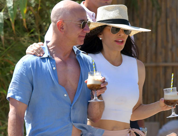 Ông chủ Amazon đi du lịch cùng người tình tại bãi biển của Pháp tháng 9/2019. Ảnh: tmz.com