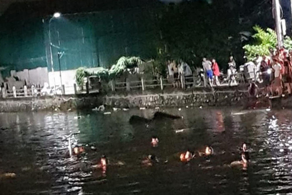 Lật thuyền vịt, 2 bé gái ở Hà Nội chết đuối