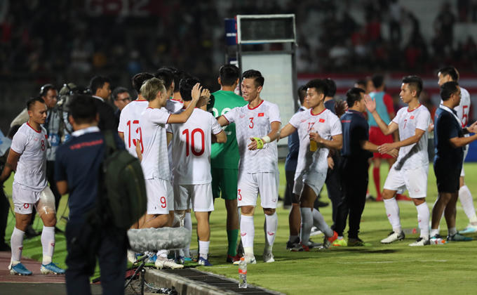 Sau trận thắng Indonesia 3-1 tại Bali, tuyển Việt Nam xếp thứ hai bảng G có cùng 7 điểm như Thái Lan nhưng kém hiệu số.