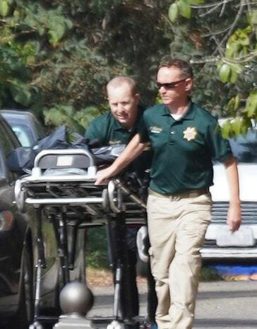 Các nhân viên pháp y di chuyển thi thể bà Valerie khỏi hiện trường. Ảnh: Splash News