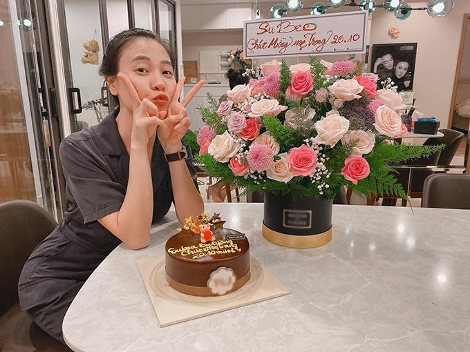 Đàm Thu Trang hào hứng khoe hoa và bánh kem được chồng và bé Subeo tặng nhân ngày 20/10. Cô gửi lời cảm ơn bằng chú thích: Love you so much cùng hashtag my husband, my son. Subeo là con riêng của Cường Đôla và Hồ Ngọc Hà. Tuy nhiên cậu bé khá thân thiết với Đàm Thu Trang.