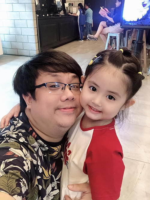 Nghệ sĩ hài Gia Bảo dẫn con gái Grammy đi xem phim.