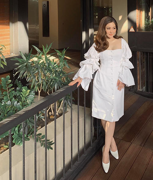 Hương Tràm nhắn nhủ: Phụ nữ ơi ... hãy là cành hoa, hãy là niềm vui của người đồng hành, hãy là khúc nhạc đẹp dù vui hay buồn ... Hãy yêu thương chính bản thân mình và ngoài những món quà được trao cũng hãy tự thưởng cho mình nhiều món quà trong ngày này vì bản thân bạn xứng đáng nhé. Happy 20/10 cho toàn thể chị em phụ nữ yêu thương.