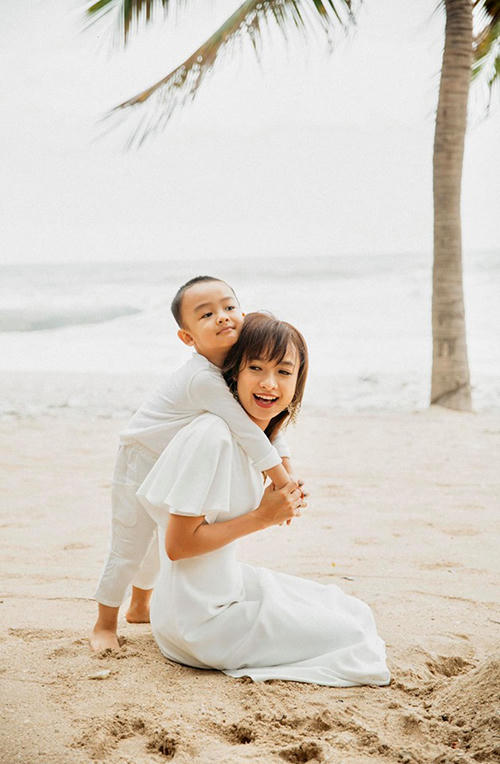 Lê Bê La đăng ảnh chúc mừng sinh nhật mình và con trai: Anh bạn nhỏ. Cảm ơn vì đã đến bên tui nha. Có đôi lúc tui tưởng chừng như sắp rớt giữa dòng hoặc k còn mạnh mẽ được nữa tui liền nghĩ đến bạn. Trong mọi hoàn cảnh, chính bạn là người đã đưa tui về nhà bình an nhất . Vì tui biết sau cánh cổng kia luôn luôn là nụ cười và cái ôm thật lớn của bạn chờ tui. Tôi yêu bạn lắm. Happy Birthday to you and to me. Tui vắng nhà tháng này , tháng sau tui về thổi nến ăn bánh cùng bạn nhé.