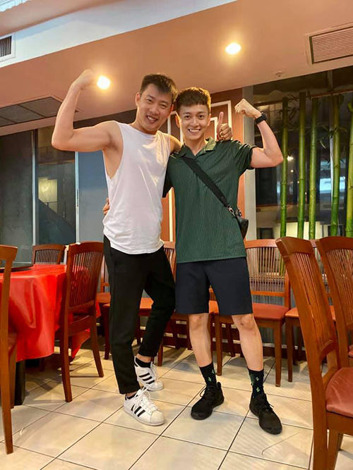 Ốc Thanh Vân đăng ảnh chồng chụp cùng Ngô Kiến Huy và than thở: Một bên là chồng TríRùa. Một bên là con trai Lê Thành Dương. Con mình nên đương nhiên gọi mình là má. Nhưng con mình gọi chồng mình là anh xưng em. Gia đình kì cục. Tập gym chung. Rồi rủ nhau đi Thái chung rồi đó. Con trai lớn à, bầy em nhỏ của con nheo nhóc ở nhà đây nè.