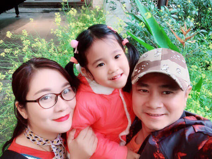 Nhân ngày 20/10. Mong bà thì thật khỏe. Mẹ sẽ thật vui. Vợ sẽ thật hiền. Con sẽ thật ngoan. Bố hứa chăm chỉ làm lụng và yêu thương gia đình, nghệ sĩ hài Tự Long nhắn nhủ đến những người phụ nữ anh thương yêu.