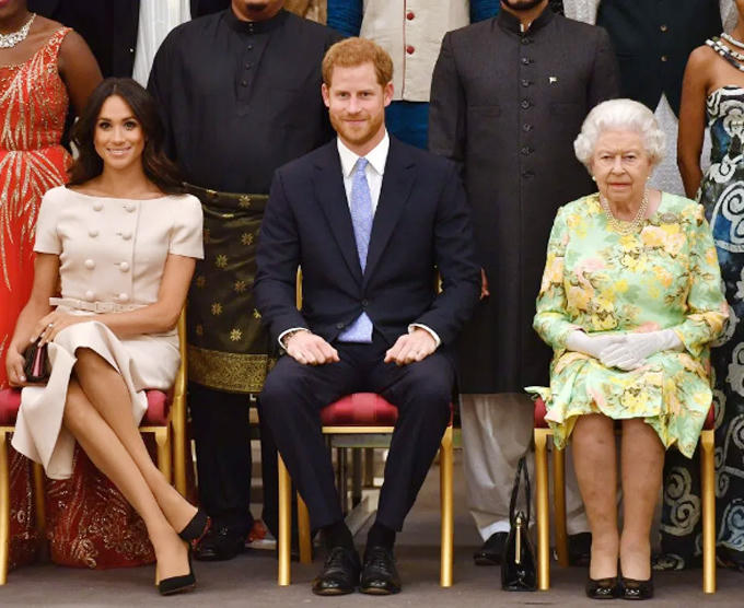 Nữ hoàng Anh và vợ chồng Hoàng tử Harry - Meghan Markle trong lễ vinh danh các nhà lãnh đạo trẻ của khối Thịnh vượng chung ngày 26/6/2018. Ảnh: PA.