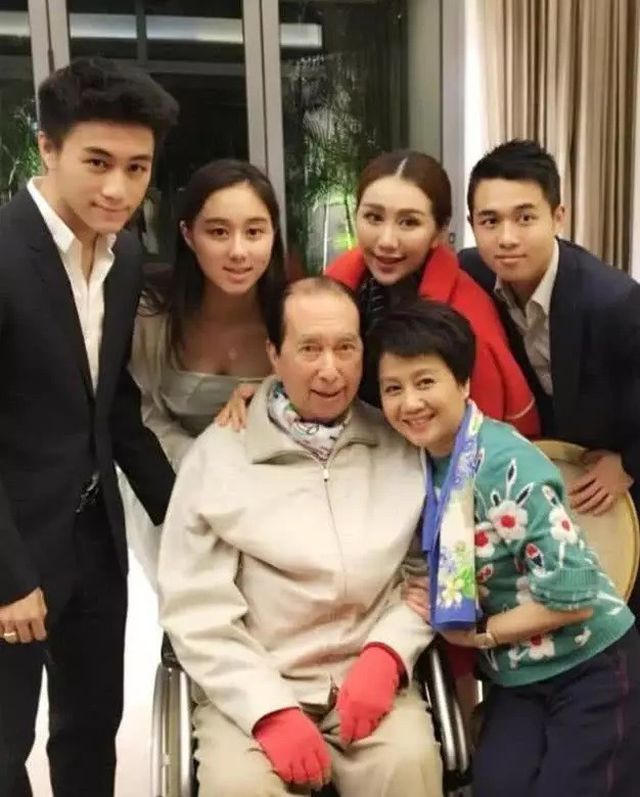 Siêu mẫu nội y được bố chồng tỷ phú thưởng 350 tỷ đồng vì sinh cháu đích tôn - 4