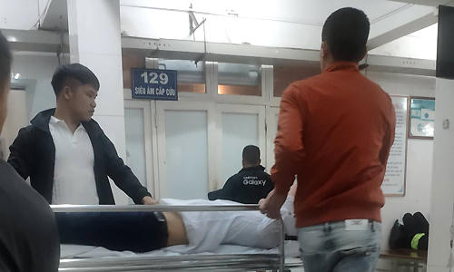 Chú rể Điểm (nằmcáng) được đưa vào bệnh viện vì ngã gãy tay.Ảnh: Nguyễn Tuấn Vũ.