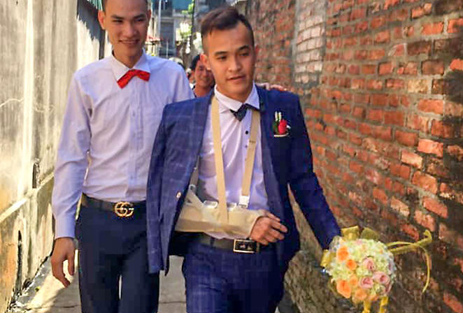 Chú rể Điểm với cánh tay băng bó trong sáng 29/10 tới nhà gái làm lễăn hỏi.Ảnh: N.H.Đ.