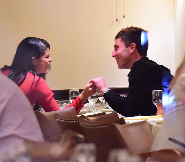 Selena nắm tay Samuel Krost trong nhà hàng hồi năm 2015.