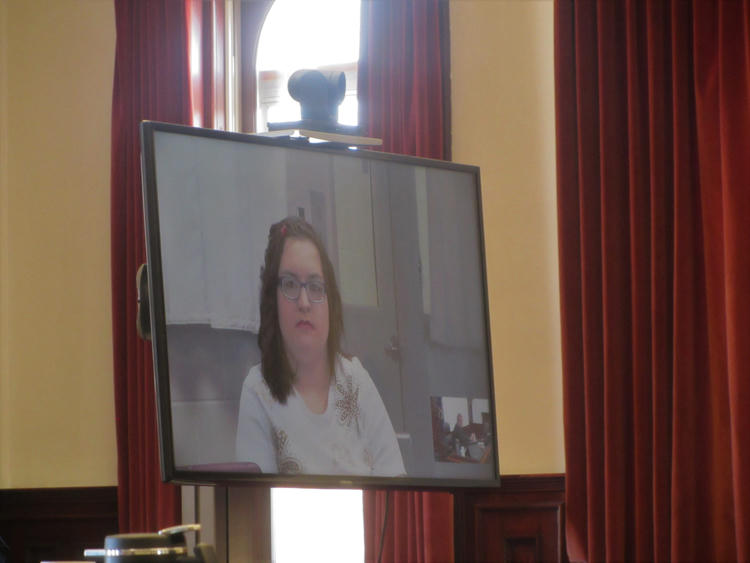 Samantha Mears dự tòa qua camera từ trong bệnh viện. Ảnh: Traci Rosenbaum/Great Falls Tribune.