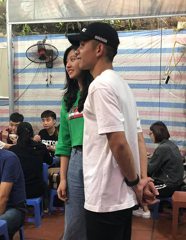 Hồng Duy chụp ảnh với fan nữ khi đi ăn ngan cháy tỏi cùng các đồng đội. Ảnh: FB.