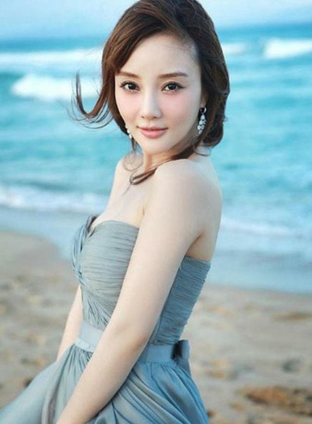 Lý Tiểu Lộ bị nghi lộ ảnh “nóng” sau clip nồng cháy với tình trẻ - 7