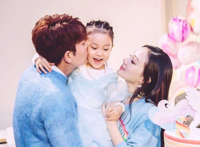 Lý Tiểu Lộ bị nghi lộ ảnh “nóng” sau clip nồng cháy với tình trẻ - 2