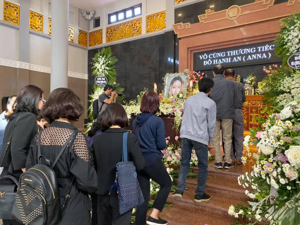 Đạo diễn Đỗ Đức Thành gắng kìm nước mắt, tiễn con gái "thiên thần" về thiên đường hình ảnh 9 dao dien do duc thanh gang kim nuoc mat, tien con gai "thien than" ve thien duong hinh anh 9