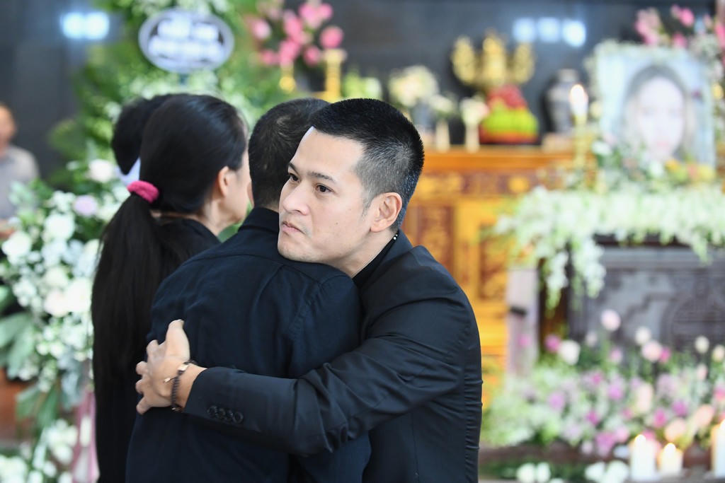 Đạo diễn Đỗ Đức Thành gắng kìm nước mắt, tiễn con gái "thiên thần" về thiên đường hình ảnh 3 dao dien do duc thanh gang kim nuoc mat, tien con gai "thien than" ve thien duong hinh anh 3