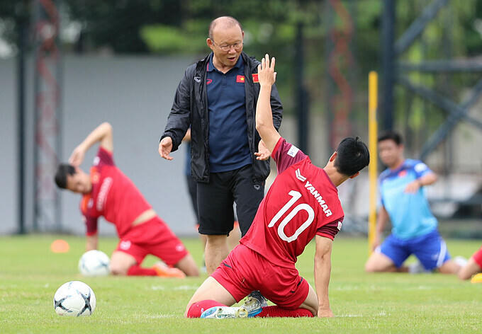 HLV Park Hang-seo luôn gần gũi với các học trò. Ảnh: Đức Đồng