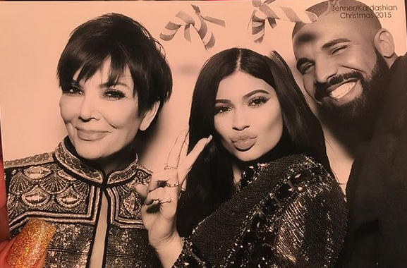 Drake bên Kylie và mẹ cô năm 2015.
