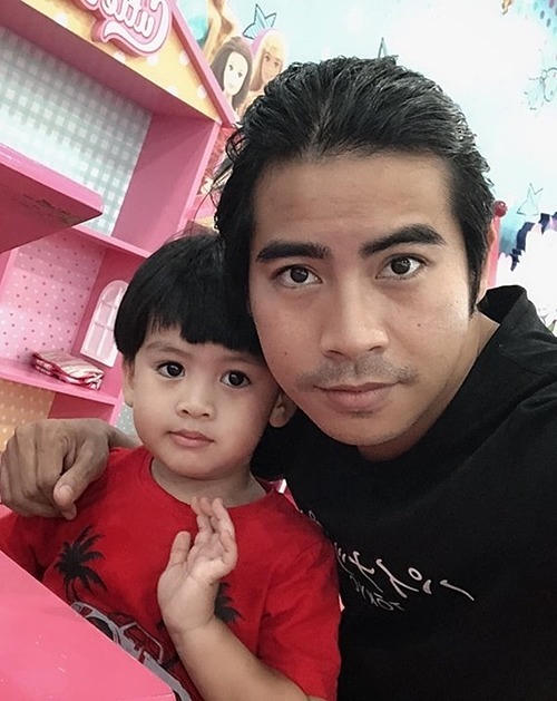 Thanh Bình chụp ảnh cùng con trai.