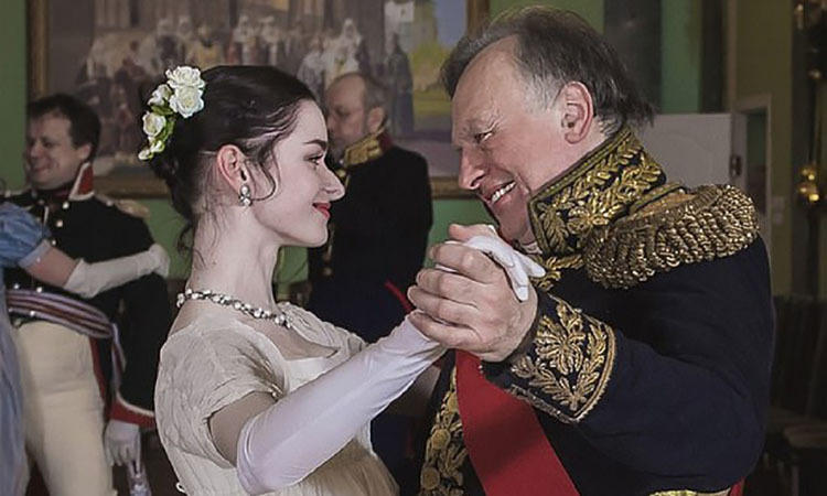 Giáo sư Sokolov (phải) và nạn nhân trong một lần hoá trang thành nhân vật lịch sử. Ảnh: Mirror.