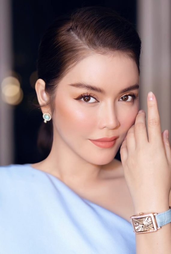 Hiện Lý Nhã Kỳ chưa sẵn sàng mở lòng sau những đổ vỡ tình cảm. Mới tổn thương xong nên không dám yêu nữa đâu, diễn viên Gió nghịch mùa bày tỏ. Kết thúc mối tình lâu năm, cựu Đại sứ Du lịch thấy cuộc sống lẫn cảm xúc bị xáo trộn nhưng cố gắng vượt qua nhờ sự động viên của bạn bè, người thân. Hiện cô hạn chế đóng phim, chuyển hướng kinh doanh và đầu tư nghệ thuật.