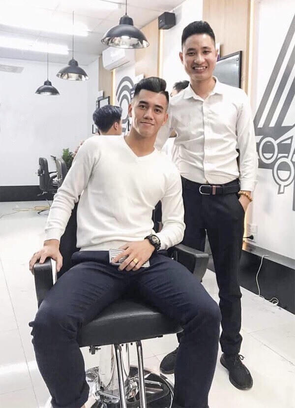 Tiến Linh đi cắt tóc, một ngày sau trận đấu với UAE. Ảnh: NTL.