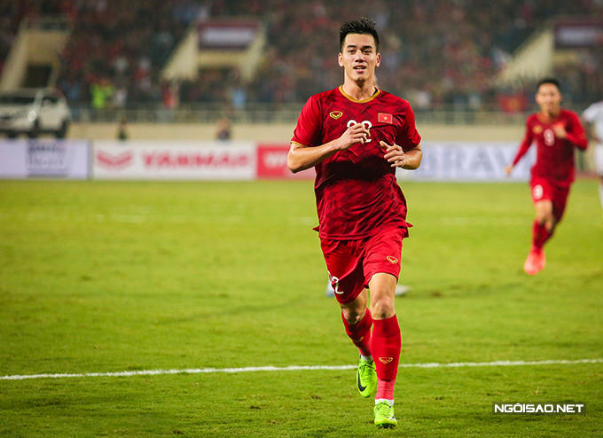 Tiến Linh ăn mừng siêu phẩm vào lưới UAE. Ảnh: Đương Phạm.