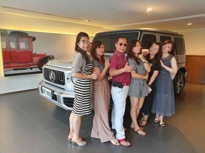 Hu tự hào chụp ảnh bên 5 trong số những người vợ và nhân tình của mình. Ảnh: Taiwannews.