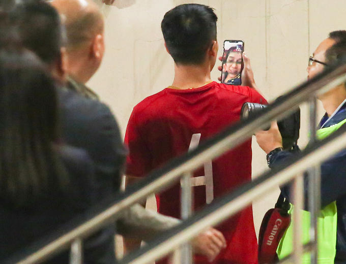 Bùi Tiến Dũng gọi điện cho vợ sau trận đấu với Thái Lan. Ảnh: Đương Phạm.