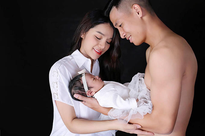 Vợ chồng Bùi Tiến Dũng và con gái. Ảnh: NKL.