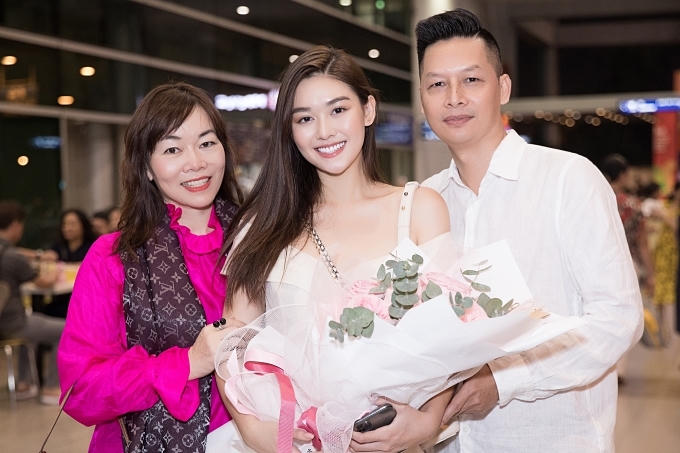 Á hậu Tường San bên cạnh bố mẹ khi về nước hôm 19/11.