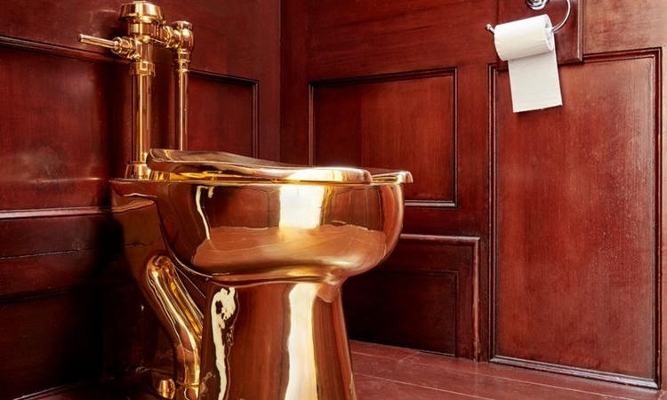 Toilet được trưng bày ở Cung điệnBlenheim trước khi biến mất ngày 14/9. Ảnh: PA.
