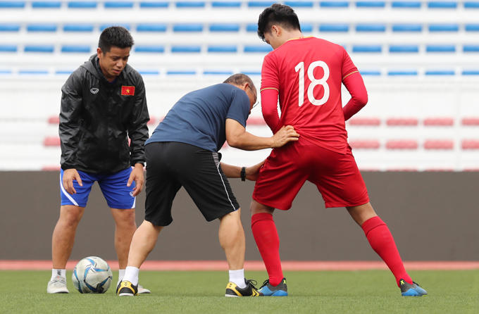 Đối đầu với các cầu thủ giàu thể lực của Indonesia, thầy Park có thể sẽ đưa Thành Chung vào thi đấu. Do đó, ông thị phạm cho học trò cách hạ thấp trọng tâm, giữ vững chân trụ để ngăn đối phương qua người khi có bóng.