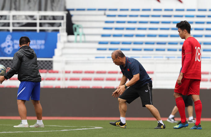 Do thiếu cầu thủ, trợ lý Lee Young-jin cùng vào tập với các học trò. Ban đầu, HLV Park chỉ định cho truyền thông tác nghiệp 15 phút rồi tập kín. Nhưng do đội không tập chiến thuật sáng nay, ông quyết định cho báo chí thoải mái tác nghiệp cả buổi tập của đội.