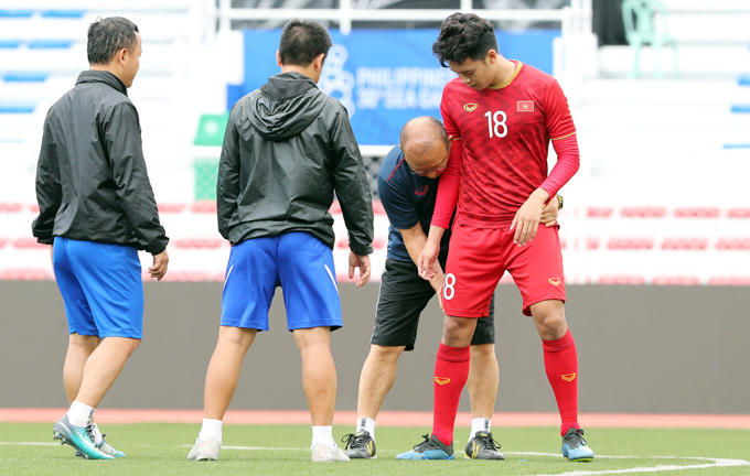 Sau bài khởi động, thầy Park gọi riêng trung vệ Nguyễn Thành Chung ra tập riêng cùng trợ lý Lưu Danh Minh. HLV người Hàn Quốc tỉ mỉ hướng dẫn học trò cách kèm người.