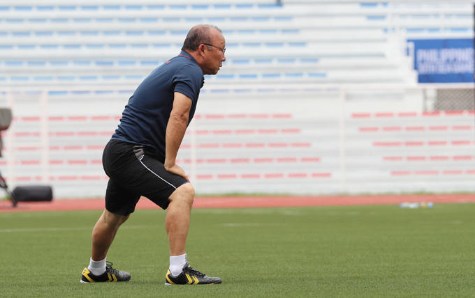 HLV Park cũng tranh thủ giãn cơ, vận động khi các học trò đang tập luyện.