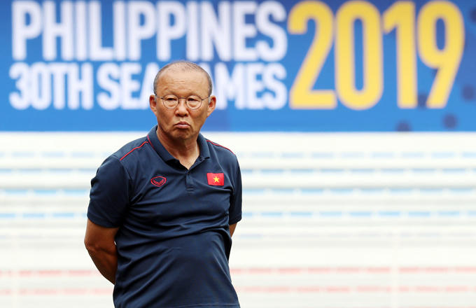 HLV Park chăm chú theo dõi các học trò tập luyện trên sân. Sau hai trận thắng với cách biệt lớn trước U22 Brunei và Lào, đoàn quân của HLV người Hàn Quốc đang dẫn đầu bảng B.