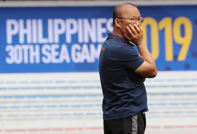 Ông Park trầm ngâm suy tính trong buổi tập trước cuộc đối đầu quan trọng với U22 Indonesia. Các cầu thủ trẻ xứ vạn đảo đang xếp thứ hai bảng B cùng được 6 điểm như Việt Nam nhưng kém hiệu số. U22 Indonesia có chiến thắng 2-0 thuyết phục trước Thái Lan ngay trong trận đấu mở màn SEA Games 30 hôm 25/11.