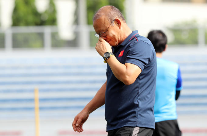 Việt Nam đặt mục tiêu đoạt HC vàng bóng đá nam SEA Games 30, nên thầy trò ông Park được tạo điều kiện tốt nhất để thi đấu. Những trận đấu cách khách sạn 40km, đội được di chuyển trước một đêm để nghỉ ngơi hoặc di chuyển vào buổi sáng rồi thuê khách sạn nghỉ trưa mới ra sân.