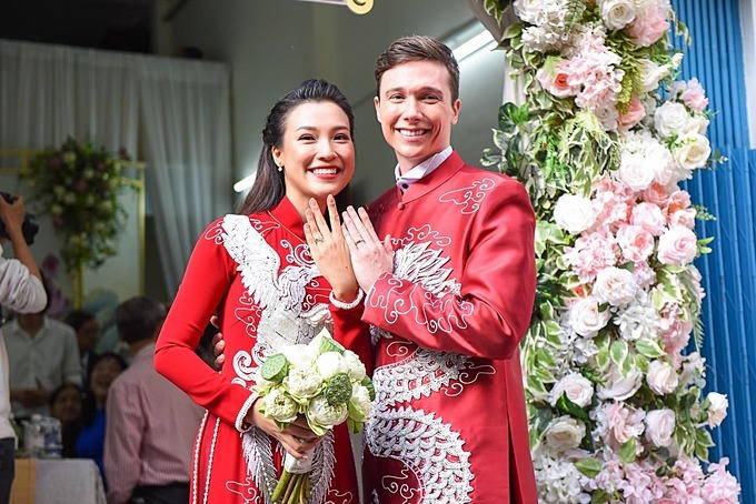 Vợ chồng Hoàng Oanh rạng rỡ trong hôn lễdù cả hai bị sốt.