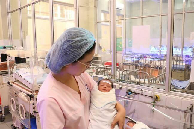 Em bé vừa chào đờitại bệnh viện. Ảnh: Trần Lực.