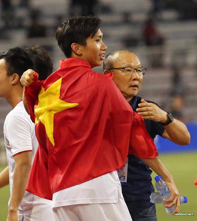 Văn Hậu gửi bạn gái giữ hộ HC vàng