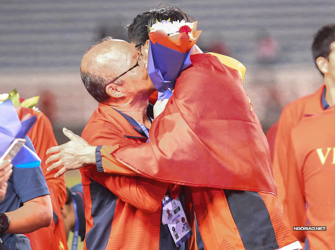 Văn Hậu gửi bạn gái giữ hộ HC vàng