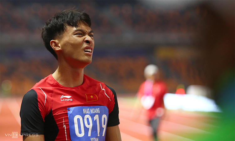 Trần Nhật Hoàng bật khóc sau khi đem HC vàng về cho đội tiếp sức nam Việt Nam tại SEA Games 30. Ảnh: Phạm Đương.